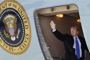 Tổng thống Trump lên Air Force One tới Hà Nội dự thượng đỉnh Mỹ - Triều