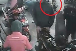 [Clip]: Bé gái bị ô tô chèn qua người trong lúc ngồi chờ bố tại cây xăng