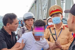 CSGT kịp thời ngăn chặn nam thanh niên định nhảy cầu tự vẫn CSGT kịp thời ngăn chặn nam thanh niên định nhảy cầu tự vẫn