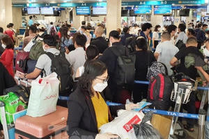 24 tháng Chạp, biển người chen chân về quê ăn Tết ở sân bay Tân Sơn Nhất