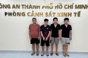 Công an TP.HCM bắt nhóm sản xuất nước giặt, tẩy rửa giả số lượng lớn Công an TP.HCM bắt nhóm sản xuất nước giặt, tẩy rửa giả số lượng lớn