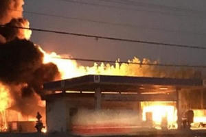 Cây xăng bốc cháy dữ dội trong lúc chờ tiếp nhiên liệu từ xe bồn