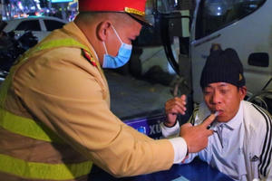 Tài xế say sưa bia rượu đi chơi đêm Noel, nhận phạt ‘kịch khung’
