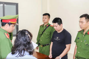 Bắt tạm giam 3 người nước ngoài bán sừng tê giác, ngà voi ở Nha Trang Bắt tạm giam 3 người nước ngoài bán sừng tê giác, ngà voi ở Nha Trang