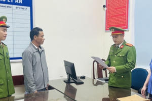 Khởi tố đối tượng không chấp hành thổi nồng độ cồn, lăng mạ, chống đối CSGT