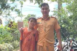 Chiến sỹ CAND bất chấp hiểm nguy cứu người giữa dòng nước lớn