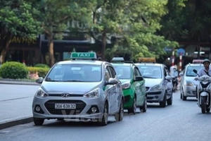 Grab, Be và hãng taxi nói gì về việc xe phải đổi sang biển vàng?