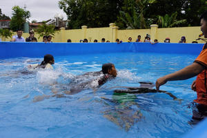 Quỹ phát triển Tài năng Việt trao tặng hồ dạy bơi miễn phí cộng đồng tại Gia Lai