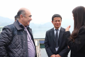 Phó Thủ tướng Uzbekistan thăm trang trại cá tầm người Việt trên sông Đà