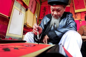 Đầu xuân nhộn nhịp xin chữ cầu may