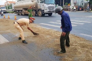 Hành động đẹp của chiến sỹ CSGT Bình Phước