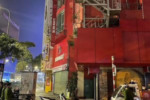 Quán karaoke hoạt động chui có dấu hiệu giữ người trái phép ở Hà Nội