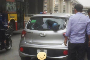 Hà Nội: Ô tô đột nhiên bị bình khí lớn xuyên thủng kính sau khi đang đi trên đường