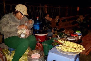 Băn khoăn trước những kiếp nghèo sống bám vỉa hè Băn khoăn trước những kiếp nghèo sống bám vỉa hè