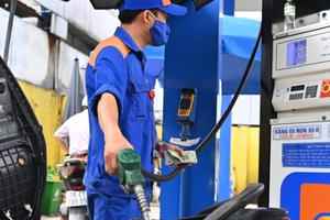 Giá xăng tăng gần 500 đồng mỗi lít