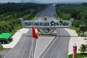 Sập giàn giáo công trình ở khu du lịch Sơn Tiên, 2 người tử vong