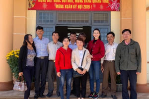 Hà Thu trao 150 phần quà cho bà con nghèo ở quê hương Đắk Lắk Hà Thu trao 150 phần quà cho bà con nghèo ở quê hương Đắk Lắk