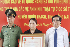Truy tặng Huân chương Bảo vệ Tổ quốc hạng Ba cho anh Huỳnh Trí Phúc