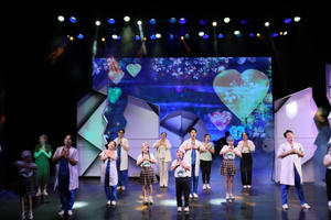 Đêm công diễn đầu tiên "Viên đá ngũ sắc" chạm đến trái tim khán giả Đêm công diễn đầu tiên "Viên đá ngũ sắc" chạm đến trái tim khán giả
