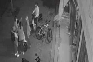 Clip: Hớ hênh lôi điện thoại selfie trước siêu thị, người phụ nữ bất ngờ bị kẻ gian ra tay cướp gọn