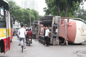 Tài xế ngủ gật khiến xe bồn lật nghiêng trên đường Phạm Văn Đồng