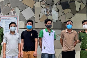 Hà Tĩnh: Bắt 4 đối tượng say sưa đánh bạc giữa mùa dịch