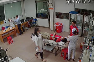 Bác sĩ bị đánh trong phòng cấp cứu