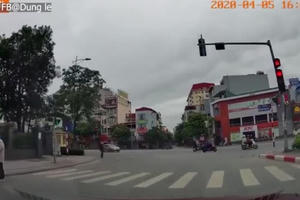 [Clip]: Tài xế ô tô thản nhiên bỏ đi sau khi gây tai nạn khiến nhiều người bức xúc