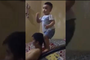 Cậu bé 2 tuổi quẩy cực chất khiến dân mạng thích thú