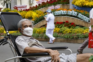 Bệnh nhân, y bác sĩ du xuân tại đường hoa bên trong Bệnh viện Chợ Rẫy