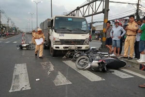 TP HCM: Xe tải "điên" húc bay nhiều xe máy