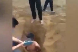 Video: Kinh hoàng cảnh nam thanh niên bị nhóm người hành hung, "chôn sống" như thời trung cổ