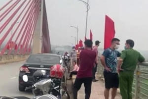Thi thể người đàn ông nhảy cầu ở Yên Bái được tìm thấy Thi thể người đàn ông nhảy cầu ở Yên Bái được tìm thấy