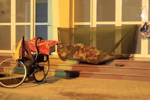 Nhói lòng cảnh người nghèo nằm vỉa hè, ghế đá giữa đêm đông Nhói lòng cảnh người nghèo nằm vỉa hè, ghế đá giữa đêm đông