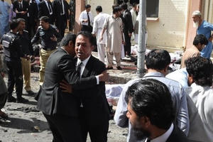 Pakistan: Bom nổ lớn rung chuyển bệnh viện, hơn 100 người thương vong