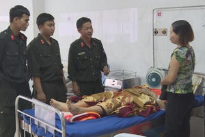 4 cảnh sát cơ động kịp thời hiến máu cứu nữ bệnh nhân bị tai nạn