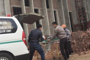 Thang tời chở công nhân rơi từ tầng cao xuống đất khiến nhiều người nhập viện
