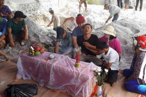 Chùm ảnh: Ngàn người khóc ngất đưa tiễn bé Nô về nơi an nghỉ