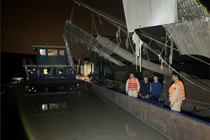 Bắt giữ 2 tàu khai thác hàng trăm mét khối cát trái phép trên sông Hồng