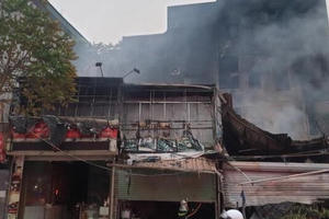 Lửa bốc cháy lúc rạng sáng tại cửa hàng xăm lốp