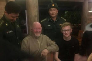 Giải cứu du khách nước ngoài lạc trong khe núi đảo Cát Bà