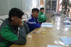 Hà Nội: Xử phạt 6 triệu đồng với 3 lái taxi tiểu "bậy"