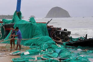 Mưa giông dị thường ở miền Trung, nhiều nơi thiệt hại nặng nề