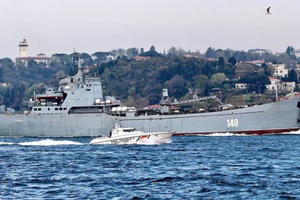 Tàu chiến Nga mang hàng loạt khí tài quân sự cập cảng Syria?