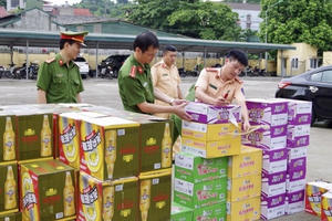 Hà Giang: Phát hiện xe ô tô chở trên 700 thùng bia và mì tôm không rõ nguồn gốc