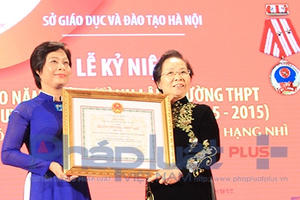 Trường THPT chuyên Amsterdam vinh dự đón nhận Huân chương Độc lập hạng Nhì