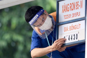 Giá xăng giảm hơn 1.000 đồng/lít