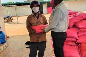 Một hộ dân trao tặng địa phương 5 tấn gạo chống dịch Covid-19