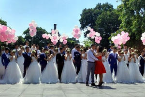 Hà Nội: 40 cặp đôi "đại náo" Bờ Hồ và cùng nhau thực hiện album ảnh cưới tập thể
