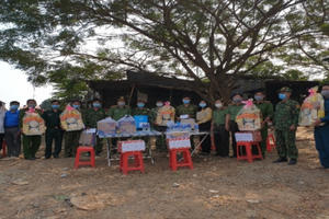 An Giang: Thăm, tặng quà các chốt phòng chống dịch trên tuyến biên giới An Giang: Thăm, tặng quà các chốt phòng chống dịch trên tuyến biên giới